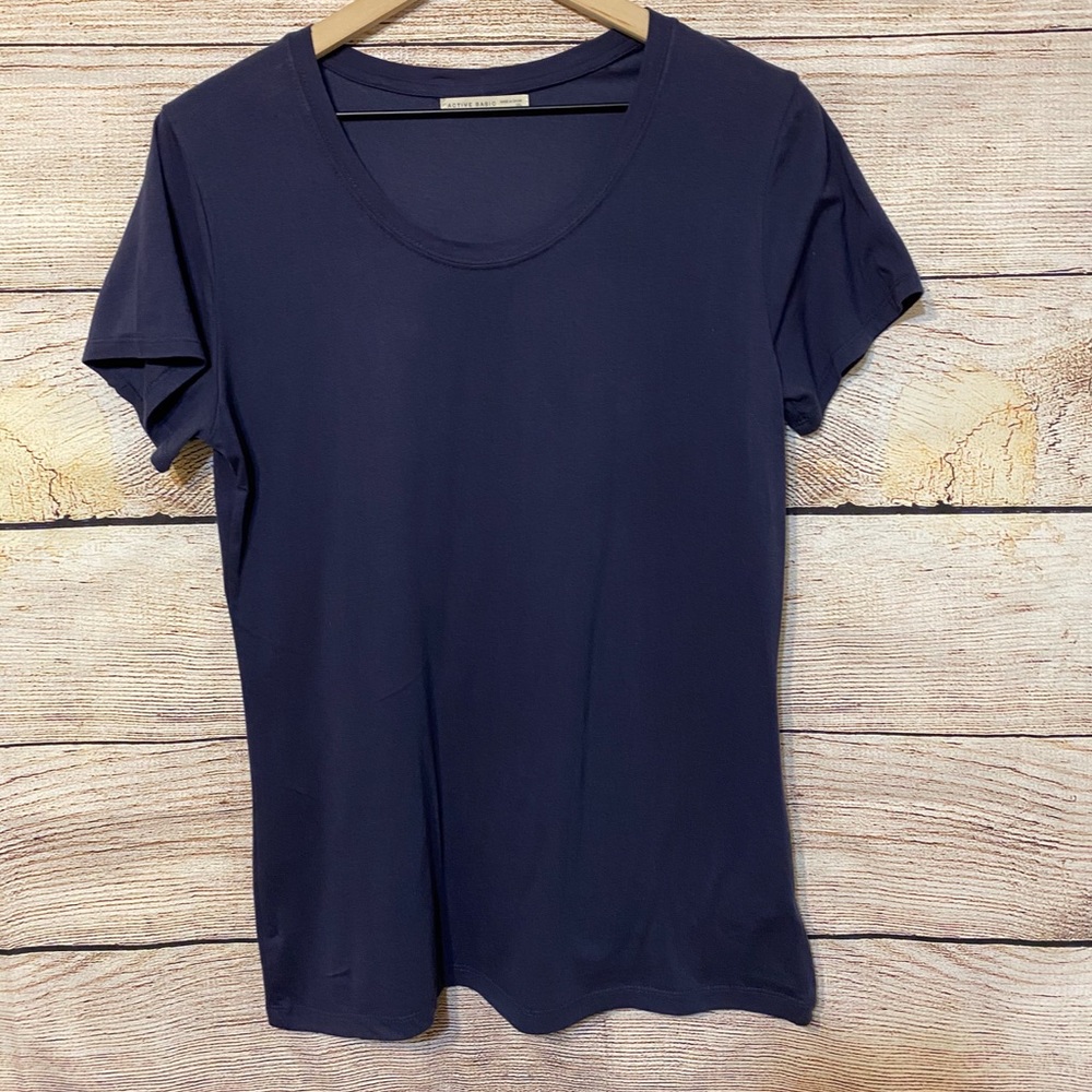 Simple Tee - Picture 2 of 3